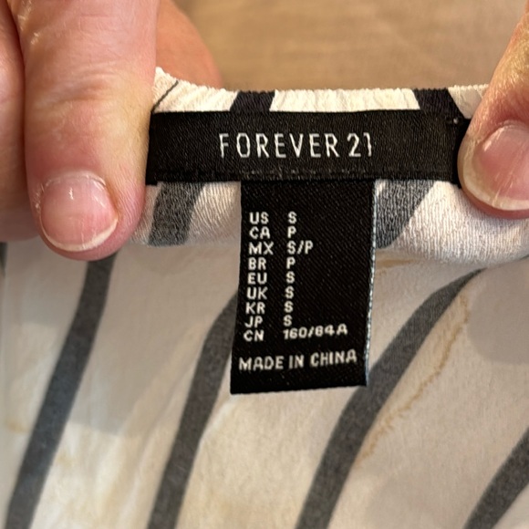 Summer top/ forever 21 brand. SHIPPING DISCOUNT INCLUDED - Picture 2 of 5